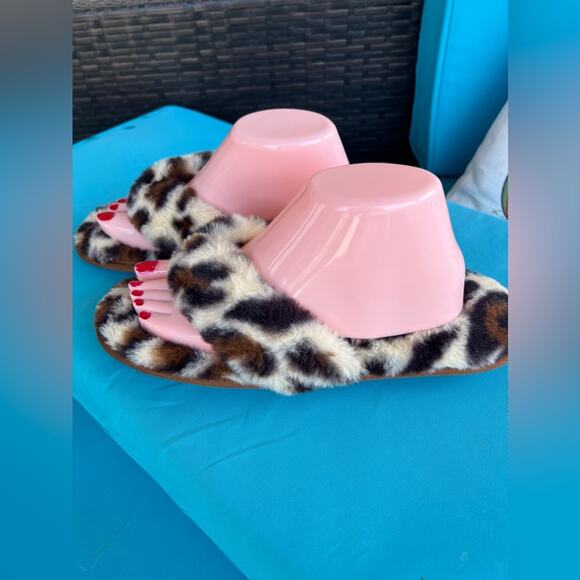 MUK LUKS Maren Faux Fur Thong Cheetah Pattern Flat Memory Foam Slippers Sz 9-10 - Picture 4 of 9